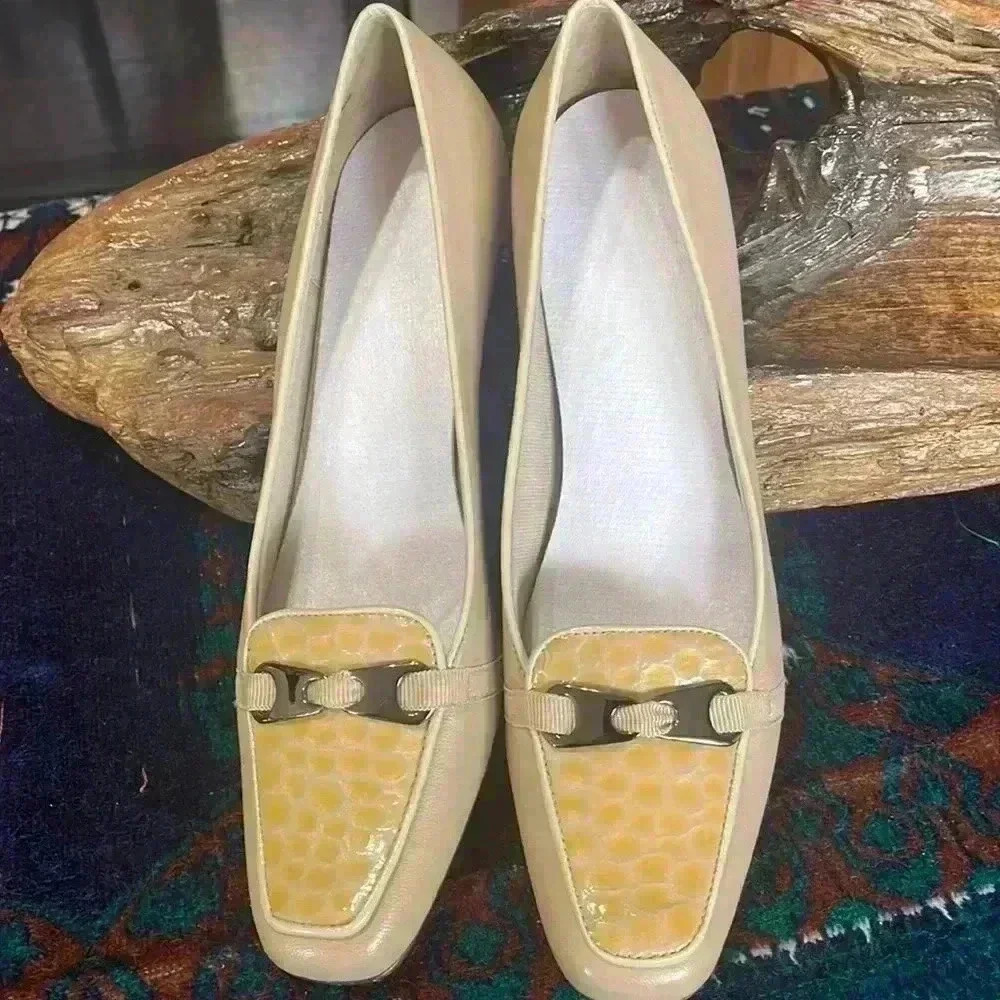 Trotters women’s size 7, beautiful vintage looking shoes.